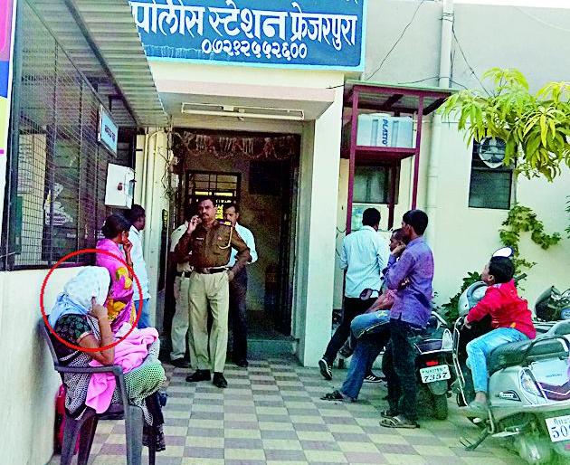 She is going to go to her husband | ‘तिला’ जायचे आहे मानलेल्या नवऱ्याकडे She is going to go to her husband | ‘तिला’ जायचे आहे मानलेल्या नवऱ्याकडे