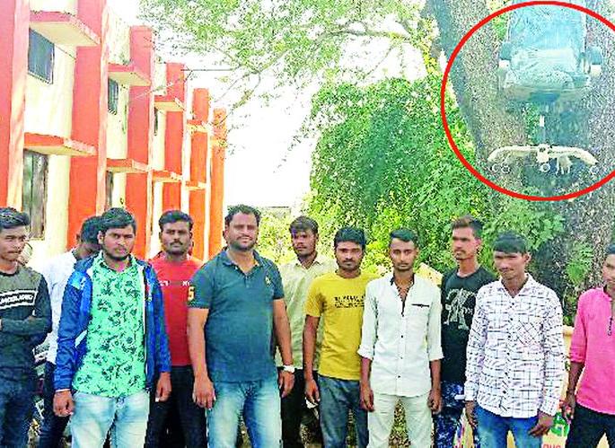 The chair of the municipality was hanged tree | नगरपंचायतच्या सीओंची खुर्ची टांगली झाडाला The chair of the municipality was hanged tree | नगरपंचायतच्या सीओंची खुर्ची टांगली झाडाला