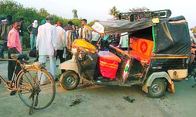 Filling the container's automobile; Eight serious | भरधाव कंटेनरची आॅटोला धडक; आठ गंभीर