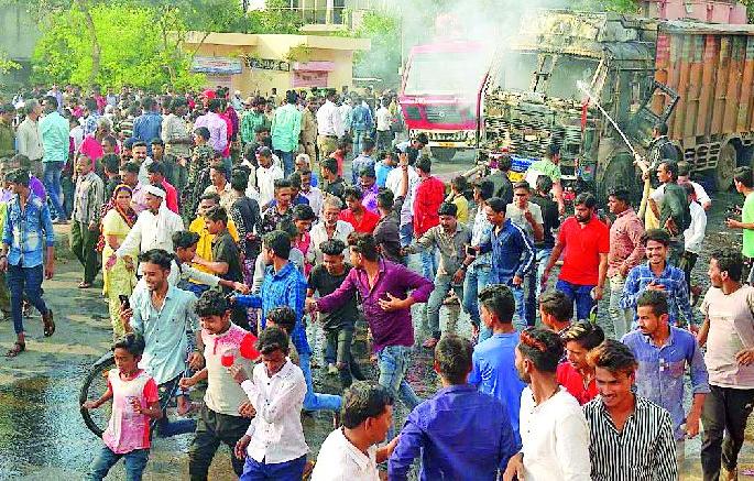 Crushed to death truck burnt, stoned | चिरडल्याने मृत्यू ट्रक पेटविला, लाठीमार Crushed to death truck burnt, stoned | चिरडल्याने मृत्यू ट्रक पेटविला, लाठीमार