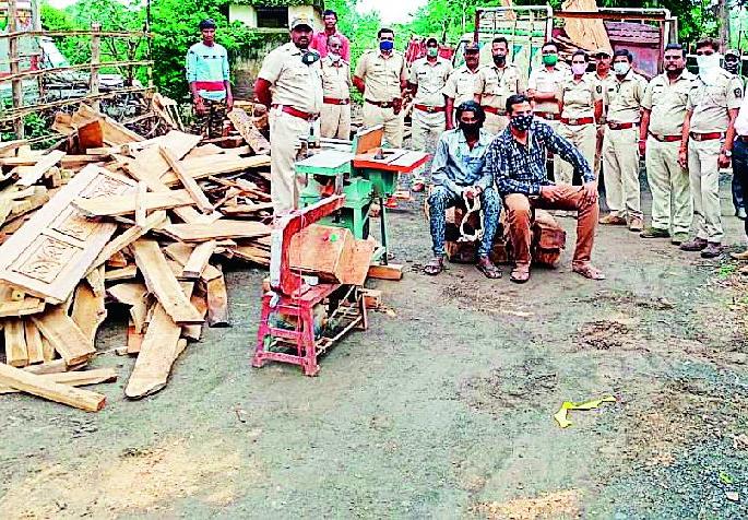 Three lakh illegal teak seized in return | परतवाड्यात तीन लाखांचे अवैध सागवान पकडले Three lakh illegal teak seized in return | परतवाड्यात तीन लाखांचे अवैध सागवान पकडले
