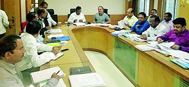 Completely complete water retention projects | जलसंपदाचे रखडलेले प्रकल्प तातडीने पूर्ण करा Completely complete water retention projects | जलसंपदाचे रखडलेले प्रकल्प तातडीने पूर्ण करा