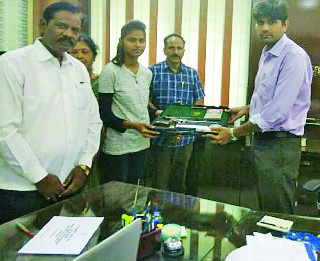 Jessica Rifle rendered at the hands of the District Collector | जिल्हाधिकाऱ्यांच्या हस्ते जेसिकाला रायफल प्रदान Jessica Rifle rendered at the hands of the District Collector | जिल्हाधिकाऱ्यांच्या हस्ते जेसिकाला रायफल प्रदान