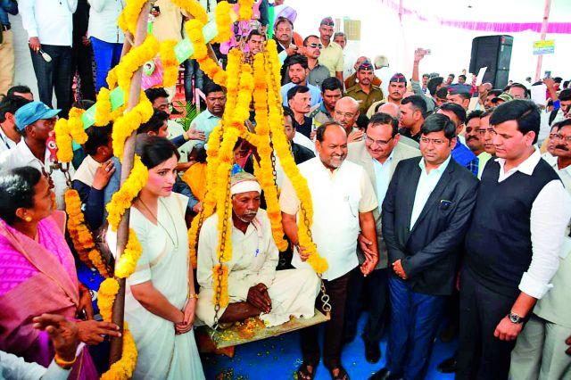 Shaheed Munna's parents' blood vessel | शहीद मुन्नाच्या आई-वडिलांची रक्ततुला Shaheed Munna's parents' blood vessel | शहीद मुन्नाच्या आई-वडिलांची रक्ततुला