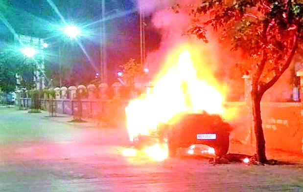 Four-wheeler on the railway station route | रेल्वे स्टेशन मार्गावर चारचाकी पेटली Four-wheeler on the railway station route | रेल्वे स्टेशन मार्गावर चारचाकी पेटली