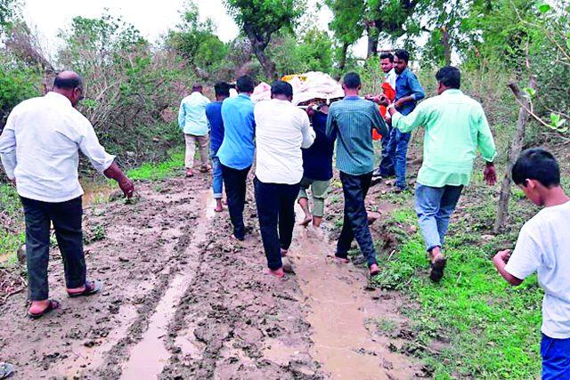 Clay ends | चिखलातून पोहचली अंत्ययात्रा