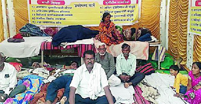 Two of the fast-doctors fell ill | उपोषणकर्त्यांपैकी दोघांची प्रकृती खालावली Two of the fast-doctors fell ill | उपोषणकर्त्यांपैकी दोघांची प्रकृती खालावली