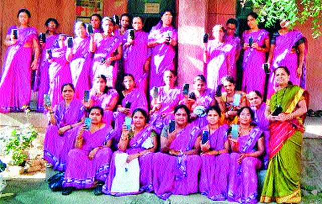 218 Anganwadi Sevaks in Devla Taluka Mobile | देवळा तालुक्यातील २१८ अंगणवाडीसेविकांना मोबाइल