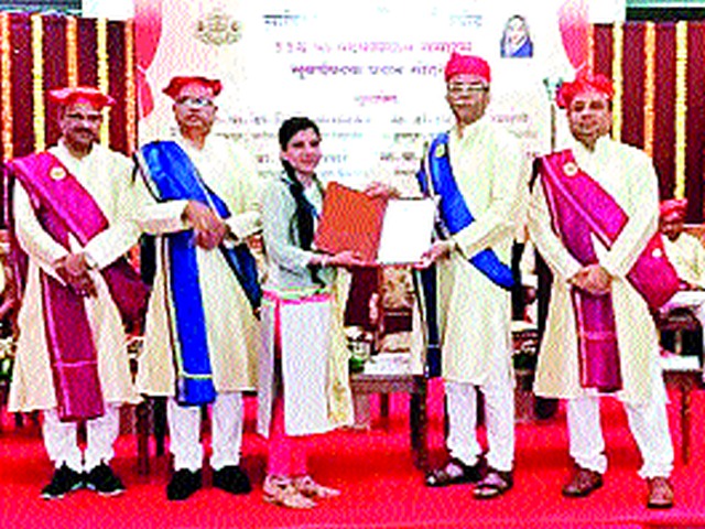 The two gold medalists in the Ashwini barn | अश्विनी बोरणारे दोन सुवर्णपदकांची मानकरी The two gold medalists in the Ashwini barn | अश्विनी बोरणारे दोन सुवर्णपदकांची मानकरी