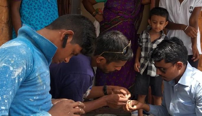 The sparrows are freed from the animals of Sangli | सांगलीतील प्राणीमित्रांनी मुक्त केले चिमणीच्या पिलांना