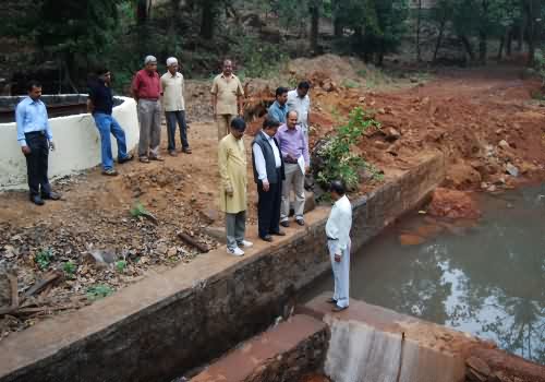 The work of Gondagao Bamboo is inconvenient | गोंदेगावला बंधाऱ्यांचे काम निकृष्ट The work of Gondagao Bamboo is inconvenient | गोंदेगावला बंधाऱ्यांचे काम निकृष्ट