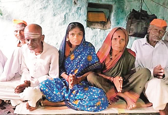 The blind singer mortgaged the harmonium for the stomach; The family is dependent on the mother | लॉकडाऊनचा परिणाम; पोटासाठी अंध गायकाने हार्मोनियमच ठेवले गहाण The blind singer mortgaged the harmonium for the stomach; The family is dependent on the mother | लॉकडाऊनचा परिणाम; पोटासाठी अंध गायकाने हार्मोनियमच ठेवले गहाण