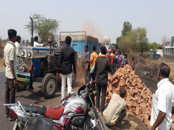 A truck filled with bricks on the streets of Bhusawal road reversed | भुसावळ रस्त्यावर विटांनी भरलेला ट्रक उलटला A truck filled with bricks on the streets of Bhusawal road reversed | भुसावळ रस्त्यावर विटांनी भरलेला ट्रक उलटला