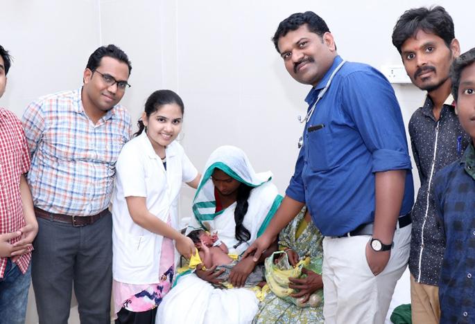 Women's Obstetricians Due to Rickshaw | अंबाजोगाईत रिक्षातच महिलेची केली प्रसूती