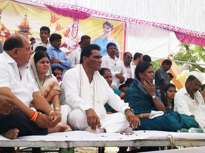 Pankaj Munde will not tolerate old age contempt | जुन्या पिढीचा अवमान सहन करणार नाही - पंकजा मुंडे Pankaj Munde will not tolerate old age contempt | जुन्या पिढीचा अवमान सहन करणार नाही - पंकजा मुंडे