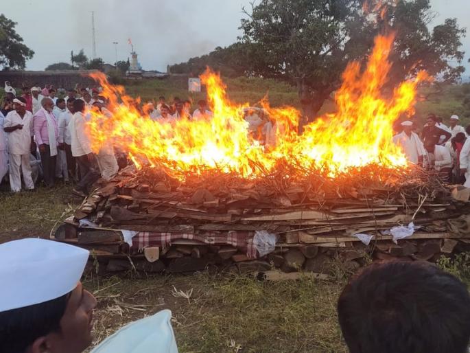Seven people caught fire on the same array; The attendees also went deep | एकाच सरणावर सात जणांना अग्निडाग; उपस्थितही गहिवरले Seven people caught fire on the same array; The attendees also went deep | एकाच सरणावर सात जणांना अग्निडाग; उपस्थितही गहिवरले