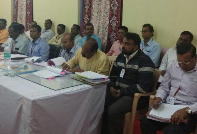 Flooding work in Beed district; Bidi rubbish | बीड जिल्ह्यात कामांची झाडाझडती; बीडीओंची खरडपट्टी