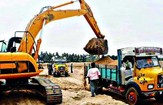Godavari vessel sieve; Invalid sand traffic hazard | गोदावरी पात्राची चाळण; अवैध वाळू वाहतूक जोमात Godavari vessel sieve; Invalid sand traffic hazard | गोदावरी पात्राची चाळण; अवैध वाळू वाहतूक जोमात