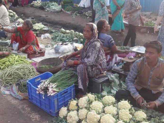 Crowd to get vegetables in Brahmangaon | ब्राह्मणगावी भाजीपाला घेण्यासाठी गर्दी Crowd to get vegetables in Brahmangaon | ब्राह्मणगावी भाजीपाला घेण्यासाठी गर्दी