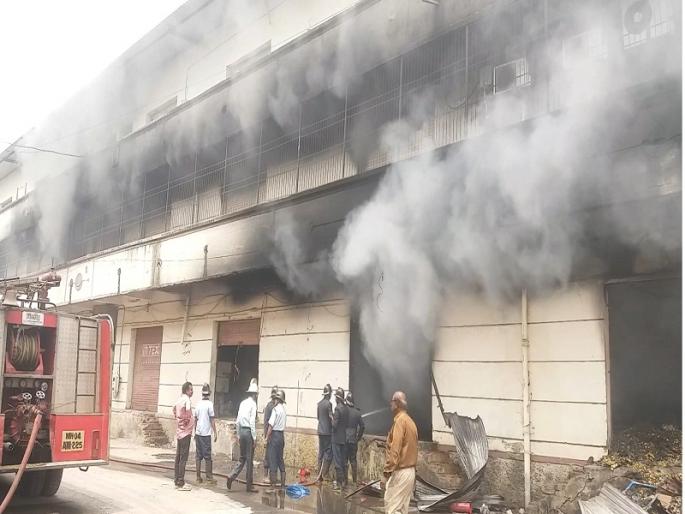 Four godowns burnt in the fierce fire; | भिवंडीत लागलेल्या आगीत चार गोदामे जळून खाक Four godowns burnt in the fierce fire; | भिवंडीत लागलेल्या आगीत चार गोदामे जळून खाक