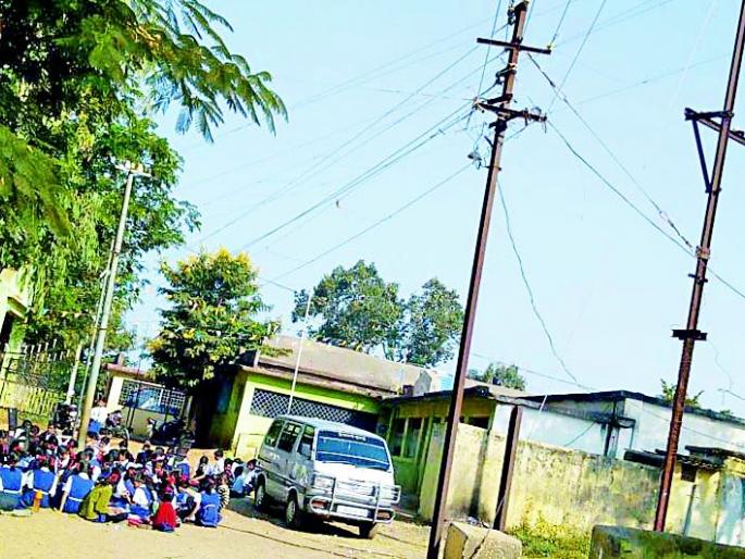 Electricity threatens the lives of students | विद्युत खांबाने विद्यार्थ्यांचा जीव धोक्यात Electricity threatens the lives of students | विद्युत खांबाने विद्यार्थ्यांचा जीव धोक्यात