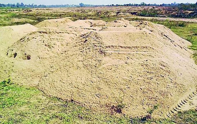 Discovery of sand in the Warpindkapar border | वारपिंडकेपार हद्दीत रेतीची शोधाशोध Discovery of sand in the Warpindkapar border | वारपिंडकेपार हद्दीत रेतीची शोधाशोध