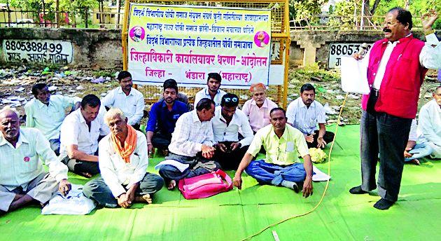 Dhobi Babu | धोबी समाजबांधवांचे धरणे Dhobi Babu | धोबी समाजबांधवांचे धरणे
