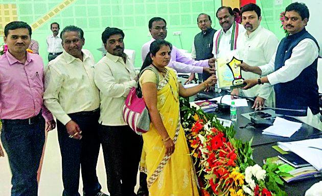 District level three award for water supply in Mohadi Taluka | मोहाडी तालुक्याला ‘जलयुक्त’चे जिल्हास्तरीय तीन पुरस्कार District level three award for water supply in Mohadi Taluka | मोहाडी तालुक्याला ‘जलयुक्त’चे जिल्हास्तरीय तीन पुरस्कार