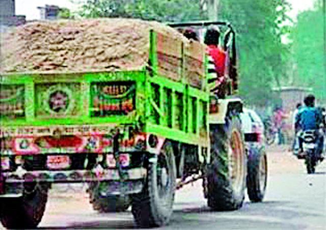 Road shade by sand transport | रेती वाहतुकीने रस्त्यांची चाळणी Road shade by sand transport | रेती वाहतुकीने रस्त्यांची चाळणी