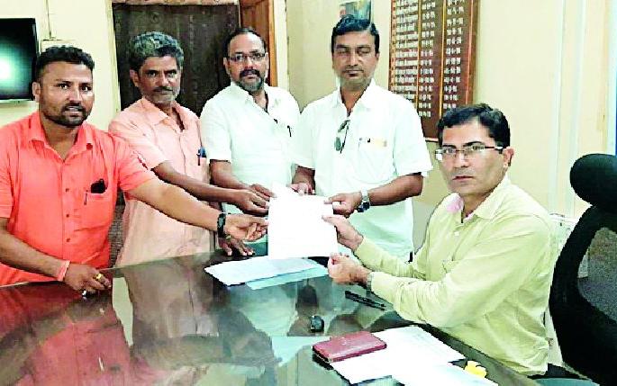 Mockery of workers in Lakhni taluka | लाखनी तालुक्यात कामगारांची थट्टा Mockery of workers in Lakhni taluka | लाखनी तालुक्यात कामगारांची थट्टा