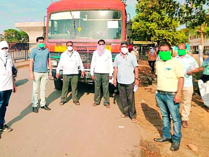 Departure of 679 foreign laborers from Lakhni taluka | लाखनी तालुक्यातील ६७९ परप्रांतीय मजुरांची रवानगी Departure of 679 foreign laborers from Lakhni taluka | लाखनी तालुक्यातील ६७९ परप्रांतीय मजुरांची रवानगी