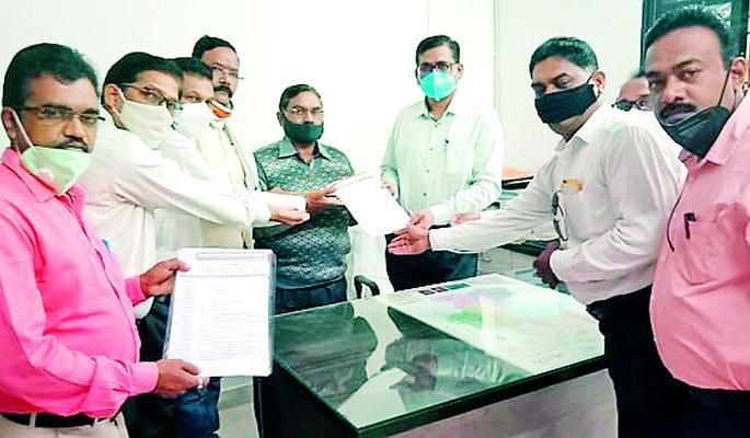 Vimashi Sangh protests against 'that' beating case | 'त्या' मारहाण प्रकरणाचा विमाशि संघातर्फे निषेध Vimashi Sangh protests against 'that' beating case | 'त्या' मारहाण प्रकरणाचा विमाशि संघातर्फे निषेध