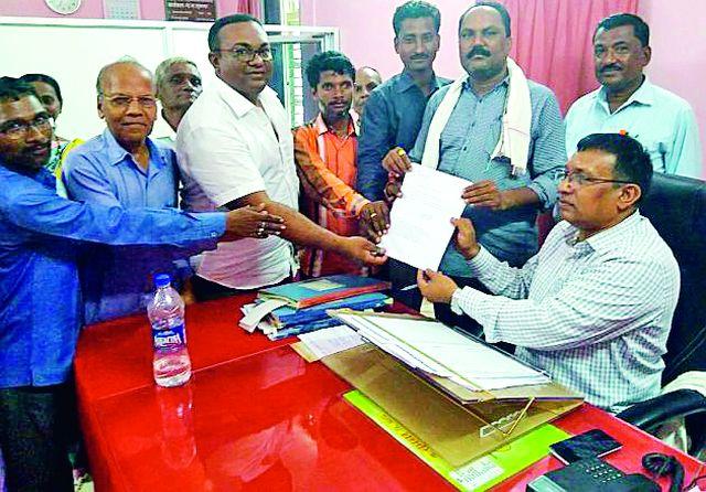 Thousands of beneficiaries deprived of toilets construction fund | शौचालय बांधकाम निधीपासून हजारो लाभार्थी वंचित Thousands of beneficiaries deprived of toilets construction fund | शौचालय बांधकाम निधीपासून हजारो लाभार्थी वंचित