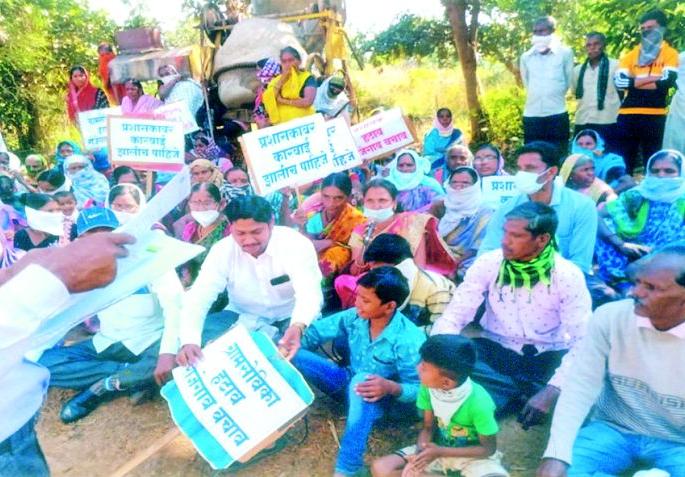 Movement of Rajegaon residents for help | मदतीसाठी राजेगाववासीयांचे आंदाेलन