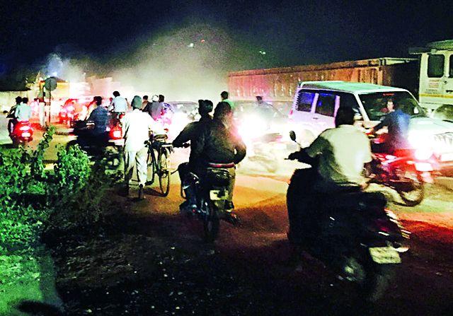 Road closures on the state road shut for half an hour | राज्य मार्गावरील रेल्वे फाटक बंदने अर्धा तास वाहतूक कोंडी Road closures on the state road shut for half an hour | राज्य मार्गावरील रेल्वे फाटक बंदने अर्धा तास वाहतूक कोंडी