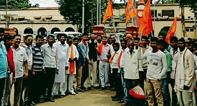 Shiv Sena's Front for Debt Relief | कर्जमुक्तीसाठी शिवसेनेचा मोर्चा Shiv Sena's Front for Debt Relief | कर्जमुक्तीसाठी शिवसेनेचा मोर्चा