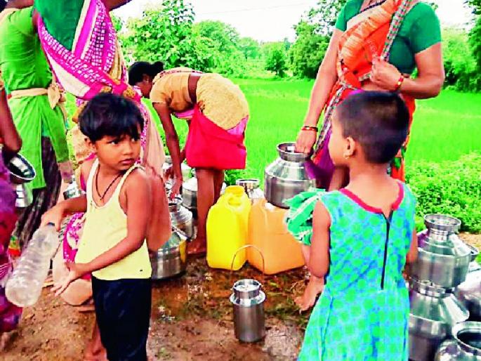 Pipes for water in heavy rains | भर पावसाळ्यात पाण्यासाठी पायपीट