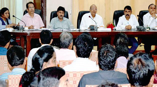 The Chairman of the Clean Commission took review | सफाई आयोगाच्या अध्यक्षांनी घेतला आढावा The Chairman of the Clean Commission took review | सफाई आयोगाच्या अध्यक्षांनी घेतला आढावा