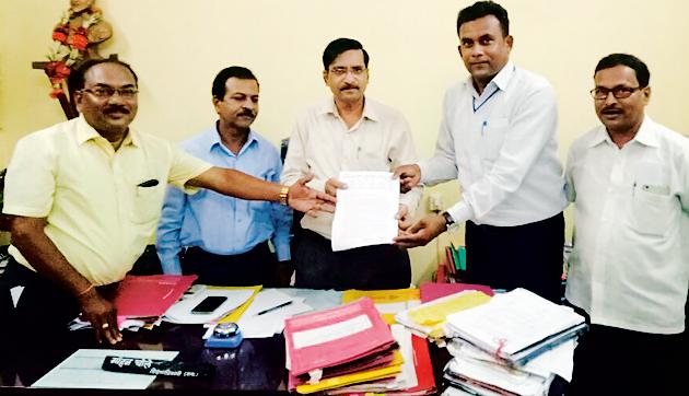 Negative mentality of teachers due to pending demands | प्रलंबित मागण्यांमुळे शिक्षकांची नकारात्मक मानसिकता Negative mentality of teachers due to pending demands | प्रलंबित मागण्यांमुळे शिक्षकांची नकारात्मक मानसिकता