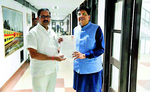 The 'duck' dhaba is undone by Maharashtra Express | 'तो' डबा महाराष्ट्र एक्स्प्रेसला पूर्ववत The 'duck' dhaba is undone by Maharashtra Express | 'तो' डबा महाराष्ट्र एक्स्प्रेसला पूर्ववत