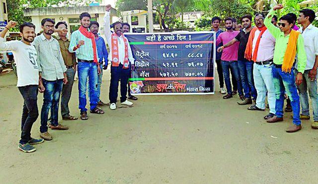 Shivsena's demonstrations on petrol, diesel and gas prices | पेट्रोल, डिझेल, गॅसच्या दरवाढीवरून शिवसेनेची निदर्शने Shivsena's demonstrations on petrol, diesel and gas prices | पेट्रोल, डिझेल, गॅसच्या दरवाढीवरून शिवसेनेची निदर्शने