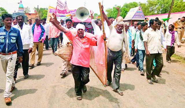 Fisherman's Front at the Pawani Tehsil Office | पवनी तहसील कार्यालयावर मासेमारांचा मोर्चा Fisherman's Front at the Pawani Tehsil Office | पवनी तहसील कार्यालयावर मासेमारांचा मोर्चा