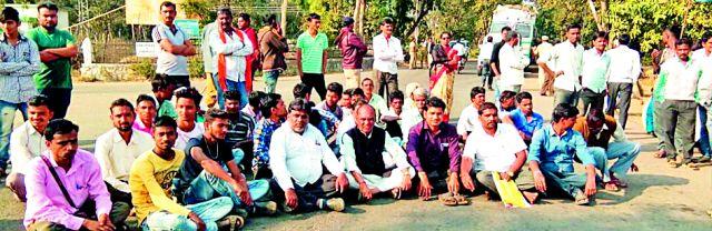 The movement of farmers for the water of Bavanthadi water movement | बावनथडीच्या पाण्याकरिता शेतकऱ्यांचे चक्काजाम आंदोलन The movement of farmers for the water of Bavanthadi water movement | बावनथडीच्या पाण्याकरिता शेतकऱ्यांचे चक्काजाम आंदोलन