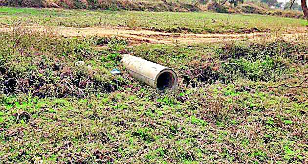 The construction of the bridge in the ROHAYO project is half | रोहयो योजनेतील पुलाचे बांधकाम अर्धवट The construction of the bridge in the ROHAYO project is half | रोहयो योजनेतील पुलाचे बांधकाम अर्धवट