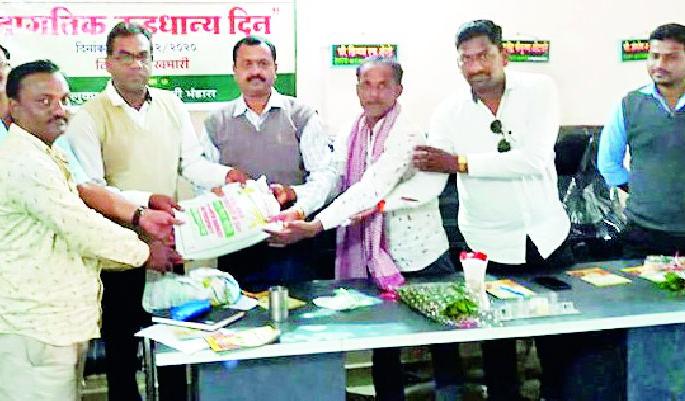 Crop under the guidance of agricultural authorities | कृषी अधिकाऱ्यांच्या मार्गदर्शनात पिकांची लागवड करा Crop under the guidance of agricultural authorities | कृषी अधिकाऱ्यांच्या मार्गदर्शनात पिकांची लागवड करा