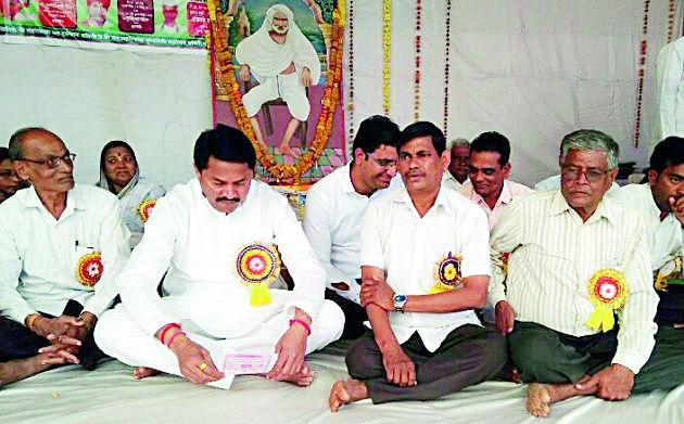 Parents service, social welfare schemes | आईवडिलांची सेवा,समाजऋणात दडला देव