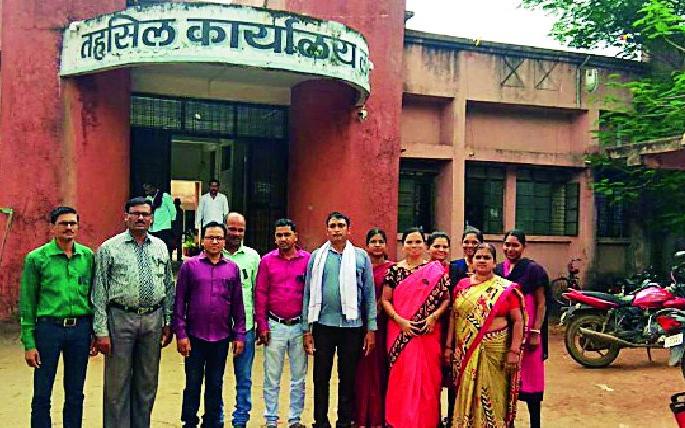 Worker jam protested by revenue workers agitation | महसूल कर्मचाऱ्यांच्या आंदोलनाने कामकाज ठप्प Worker jam protested by revenue workers agitation | महसूल कर्मचाऱ्यांच्या आंदोलनाने कामकाज ठप्प