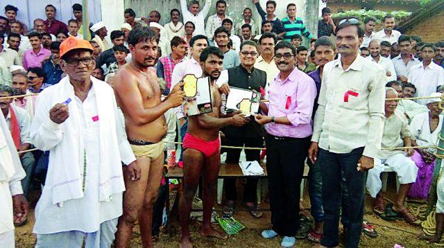 The Chichal has traditionally been the tradition of the akhada from 45 years | चिचाळ येथे ४५ वर्षांपासून आखाड्याची परंपरा कायम The Chichal has traditionally been the tradition of the akhada from 45 years | चिचाळ येथे ४५ वर्षांपासून आखाड्याची परंपरा कायम