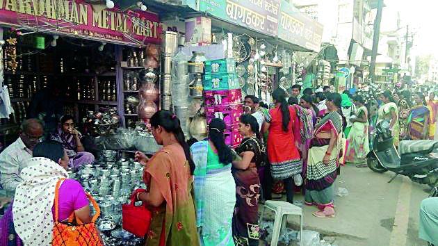 Gajabajali market with Makar Sankranti literature | मकरसंक्रातीच्या साहित्यांनी गजबजली बाजारपेठ Gajabajali market with Makar Sankranti literature | मकरसंक्रातीच्या साहित्यांनी गजबजली बाजारपेठ