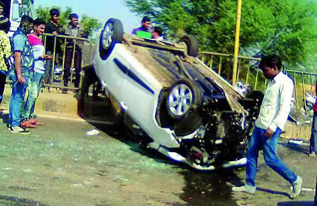 Three injured including Deputy Chief Executive Officer in the accident | अपघातात उपमुख्य कार्यकारी अधिकाºयांसह तीन जखमी Three injured including Deputy Chief Executive Officer in the accident | अपघातात उपमुख्य कार्यकारी अधिकाºयांसह तीन जखमी